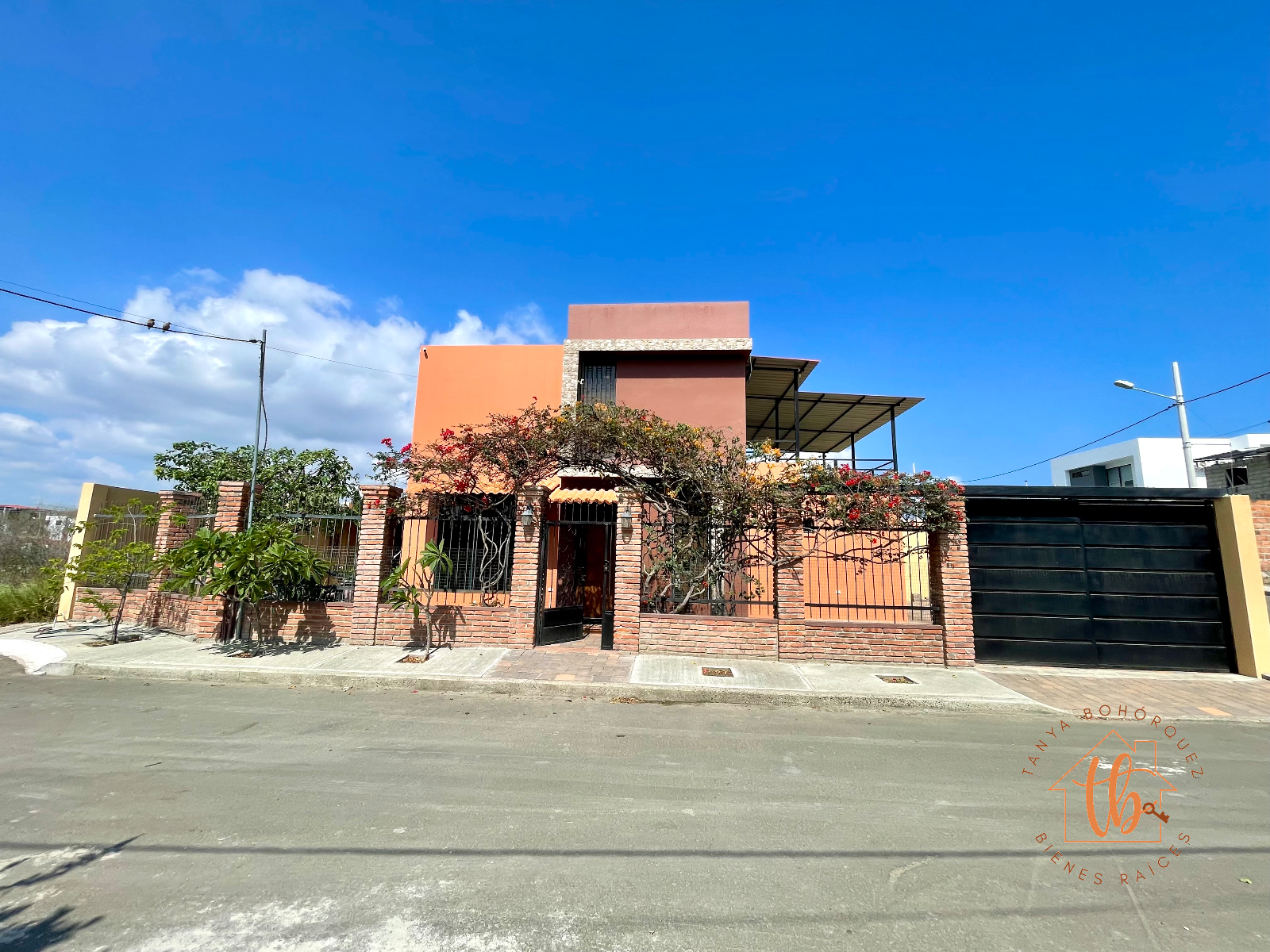 En Manta se Vende Casa de 3 Dormitorios. Sector Sur -Urbanización  Manta Azul 