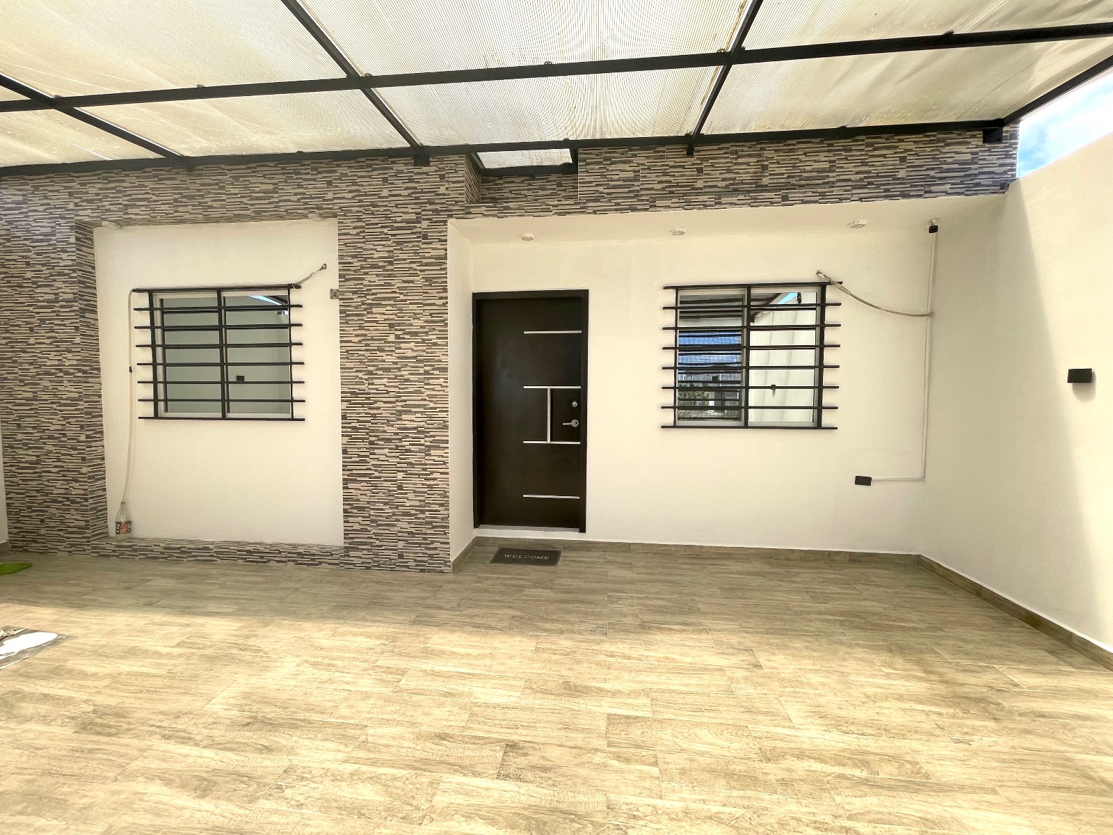 En Manta se Vende Casa Esquinera  de 2 Dormitorios . Sector Norte-Urbanización  San Patricio 2  